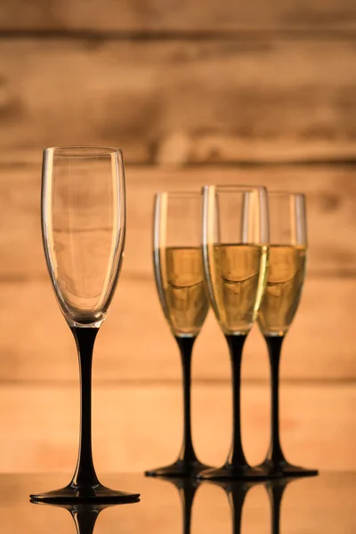 Очки с шампанским и пустыми бокалами — стоковое фото