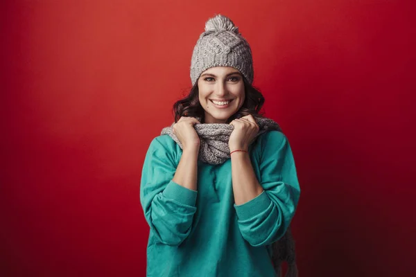 Красивая девушка в серой шляпе и с шарфом, улыбаясь — стоковое фото