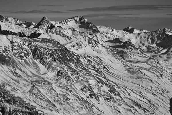 Горы в снегу — стоковое фото