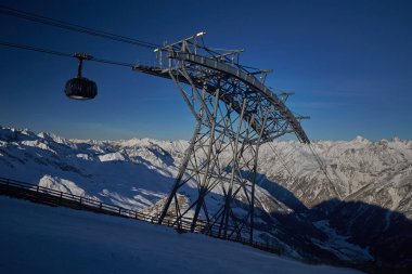 Füniküler arka plan mavi gökyüzü üzerinde