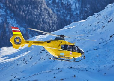 dağlarda sarı helikopter