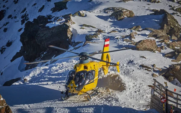 Gele helikopter in de bergen — Stockfoto