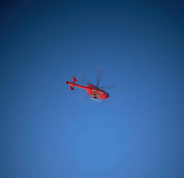 Hélicoptère rouge dans les montagnes — Photo