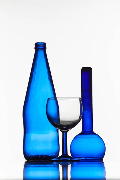 Dua botol biru dan gelas — Stok Foto