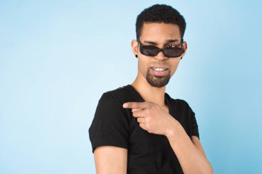 siyah t-shirt ve güneş gözlüğü afro amerikan adam 