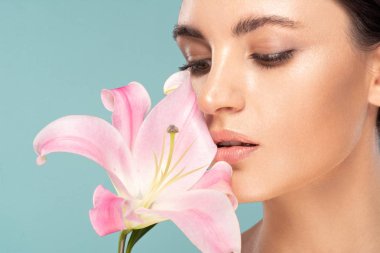 kısa bir saç kesimi ve pembe bir zambak ile güzel esmer 