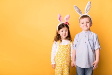 tavşan kulakları ile çocuklar