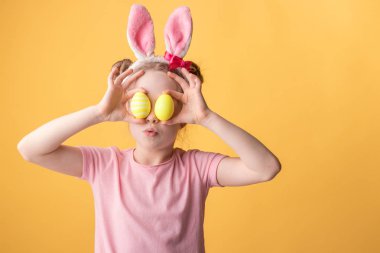 tavşan kulakları ile kız boyalı Paskalya yumurtası tutar 