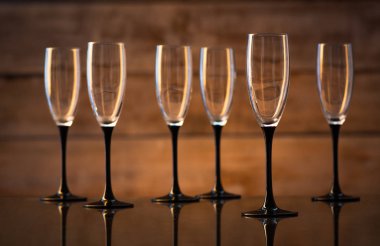 siyah bacak üzerinde şampanya bardakları