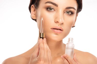 güzel esmer elinde bir cilt bakım ürünü tutuyor