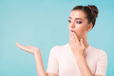 şaşırmış bir yüz ile kız 