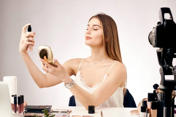 Girl blogger shoots video how to do makeup — Stock Photo, Image