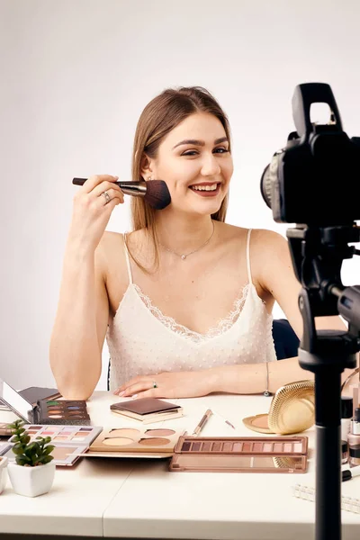 Tyttö bloggaaja ampuu video miten meikki — kuvapankkivalokuva