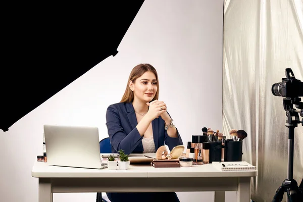 girl blogger shoots video how to do makeup