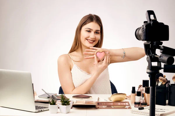 Girl blogger shoots video how to do makeup — Stock Photo, Image