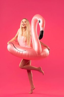 şişme flamingo ile bir mayo güzel sarışın