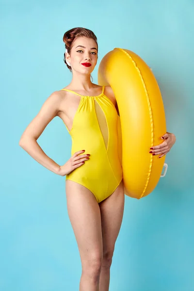 Chica rubia en un traje de baño con un círculo inflable — Foto de Stock