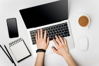 dizüstü bilgisayar klavyesi, kahve, dizüstü bilgisayar, telefon ve kalem ile fincan eller
