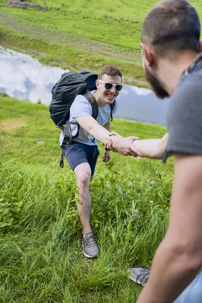 Jeunes amis relaxants profitant d'un voyage nature exclusif — Photo