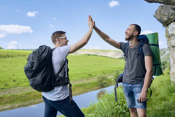 Young relaxing friends enjoying exclusive nature trip — Stock Photo, Image