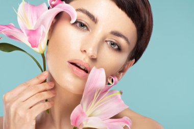 kısa saçlı ve çiçek ile güzel esmer 