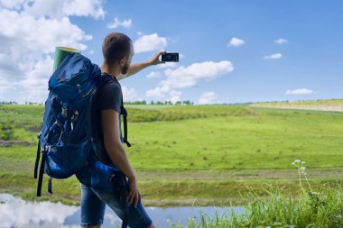 sırtında sırt çantası olan adam