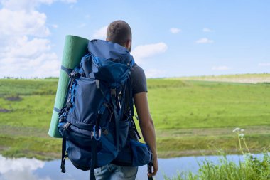 sırtında sırt çantası olan adam