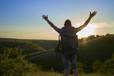 sırtında sırt çantası olan adam