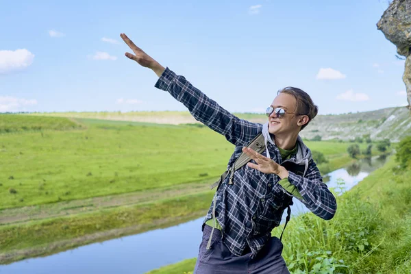 adam doğanın güzel bir görünüme sahiptir