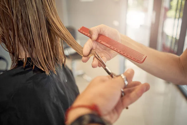 Uomo parrucchiere taglia i capelli della bella donna bionda — Foto Stock