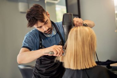 erkek kuaför güzel bir sarışın stil 