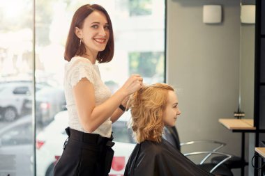 güzel bir sarışın stil kadın kuaför