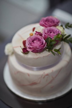 Masadaki güzel düğün pastası