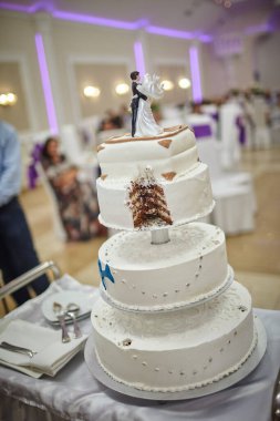 Masadaki güzel düğün pastası