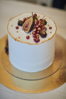 Masadaki güzel düğün pastası