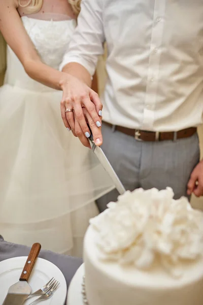 Beau gâteau de mariage sur la table — Photo
