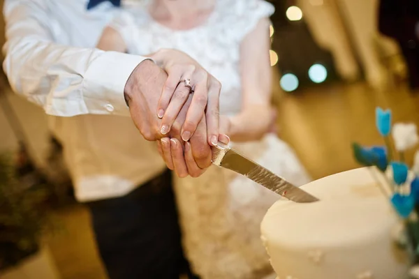 Gyönyörű esküvői torta az asztalon — Stock Fotó