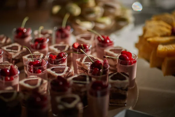 Postres en la mesa de la boda —  Fotos de Stock