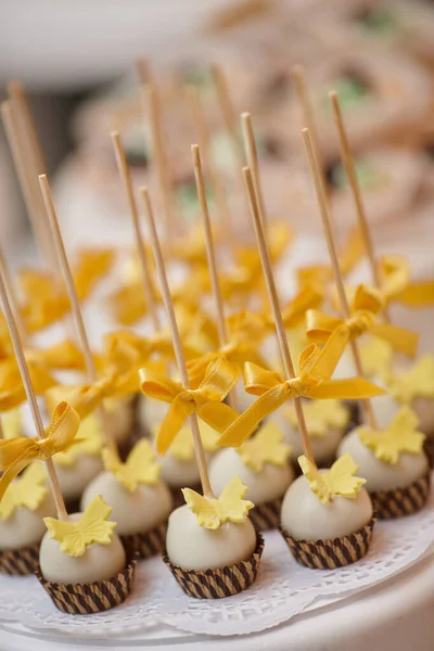 Postres en la mesa de la boda —  Fotos de Stock