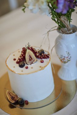 Tatlılar düğün masasında.