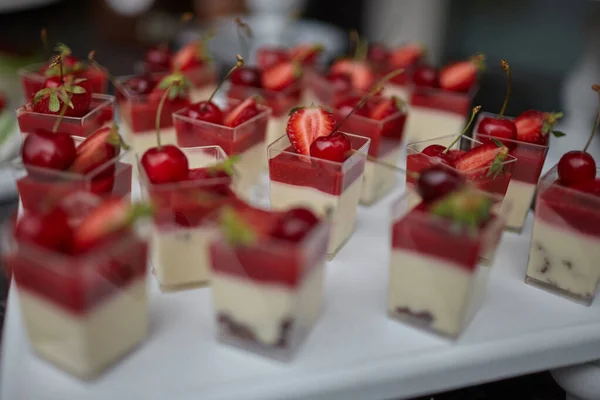 Postres en la mesa de la boda —  Fotos de Stock