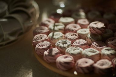 Tatlılar düğün masasında.