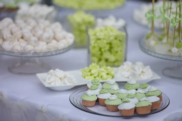 Dolci sulla tavola nuziale — Foto Stock