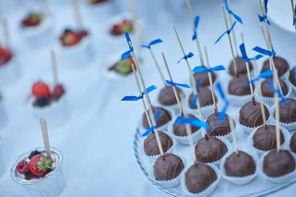 Dolci sulla tavola nuziale — Foto Stock