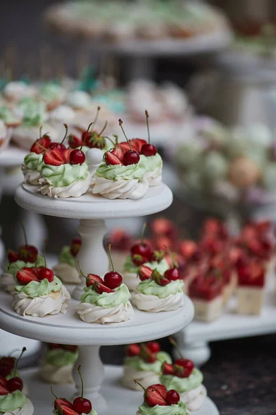 Dolci sulla tavola nuziale — Foto Stock