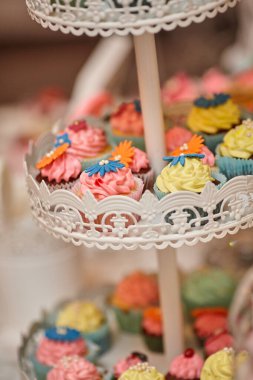 Tatlılar düğün masasında.