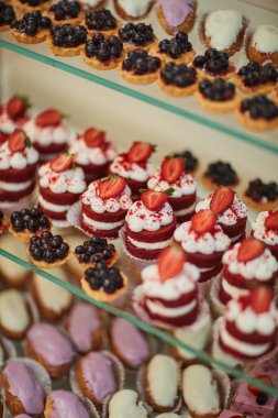 Tatlılar düğün masasında.