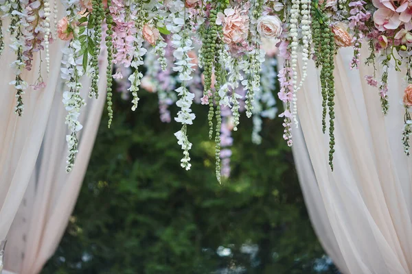 Beautiful wedding decorations in nature — Stock Photo, Image