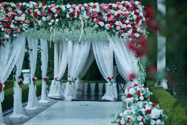 Beautiful wedding decorations in nature — Stock Photo, Image