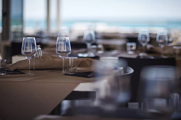 Piękna zastawa stołowa służąca na stole w restauracji — Zdjęcie stockowe